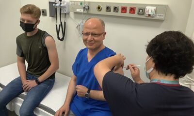 Başkan Gürkan ikinci doz aşısını yeğeni ve oğluyla birlikte oldu