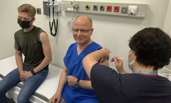 Başkan Gürkan ikinci doz aşısını yeğeni ve oğluyla birlikte oldu