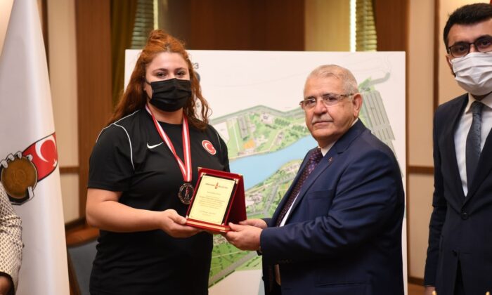 Başkan Mahçiçek’ten milli halterciye hediye
