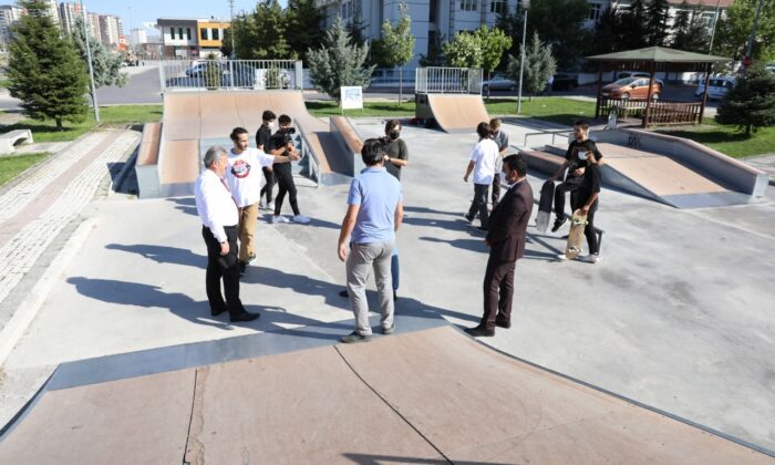 Başkan Palancıoğlu’ndan kaykaycı gençlere parkur yenileme sözü