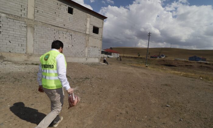 Başkan Sayan, kapı kapı dolaşarak kurban eti dağıttı