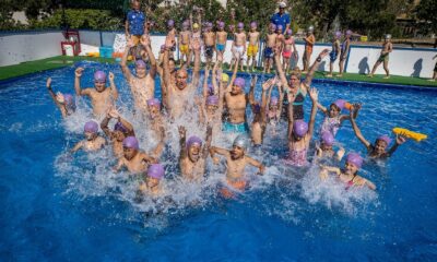 Başkan Soyer, çocuklarla yüzdü