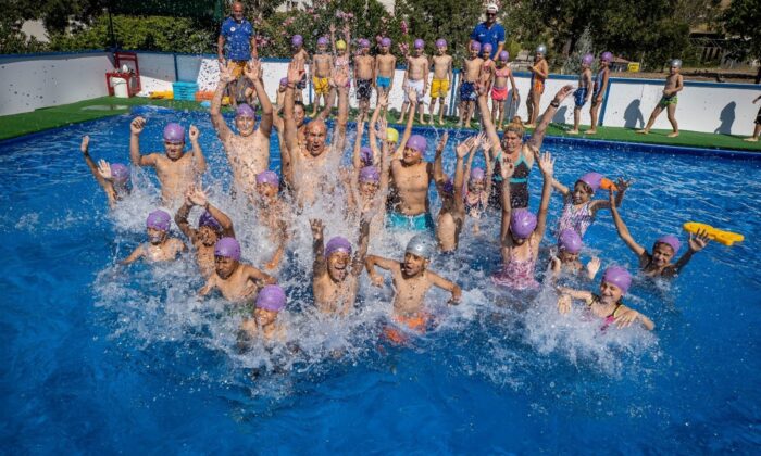 Başkan Soyer, çocuklarla yüzdü