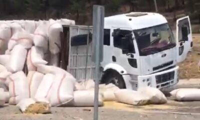 Batman – Baykan yolunda saman yüklü tır devrildi