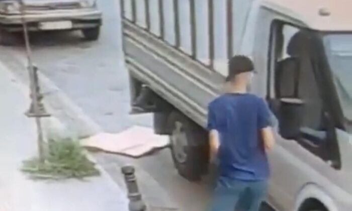 Batman’da park halindeki araçta yapılan hırsızlık anı kamerada