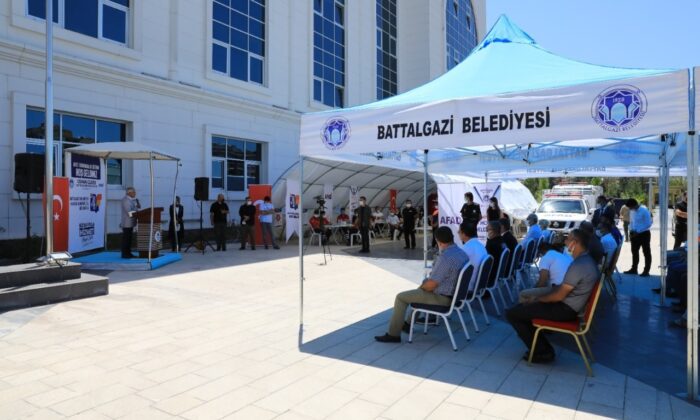 Battalgazi Belediyesi önünde afet eğitim çadırı kuruldu
