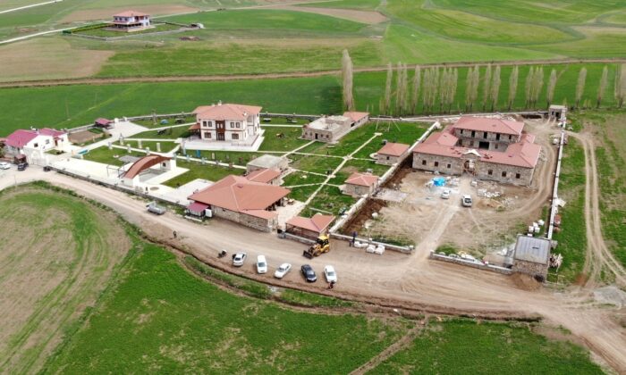 Bayburt’un ödüllü müzesinin ziyaretçileri Selçuklu mimarisi handa ağırlanıyor