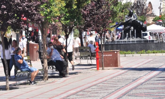 Bayıltan sıcak, zor anlar yaşattı