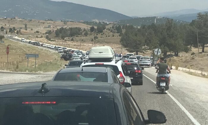 Bayram dönüşü hatalı sollama kazaya neden oldu: 4 yaralı