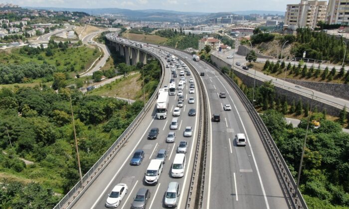 Bayram dönüşü zincirleme kaza TEM’i kilitledi