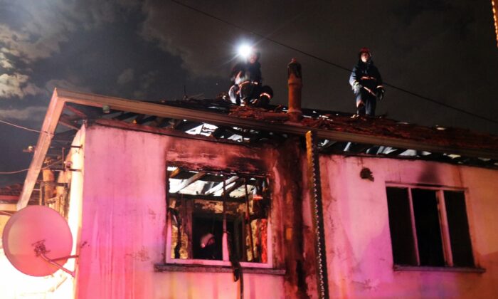 Bayram günü korkutan yangın: Ahşap ev alevlere teslim oldu
