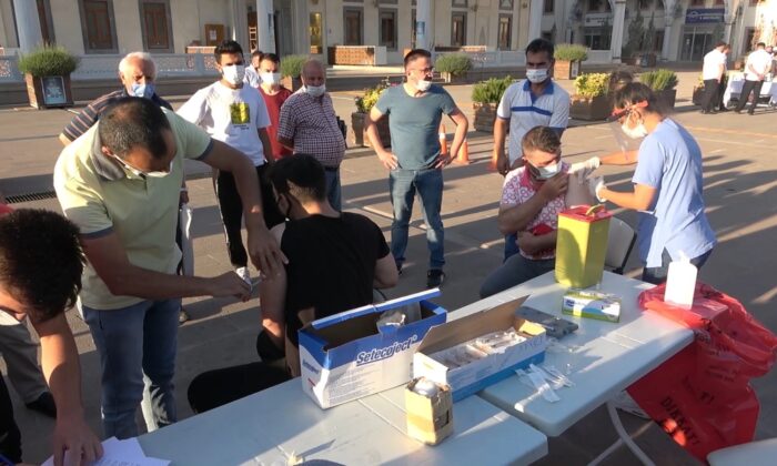Bayram namazı sonrası vatandaşlar Covid-19 aşısı oldu
