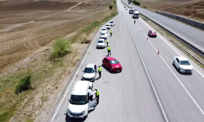 Bayram sonrası trafikte oluşan yoğunluk havadan görüntülendi