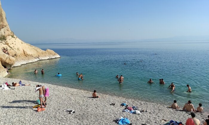 Bayram tatilini Van Gölü’nün serin sularında geçiriyorlar