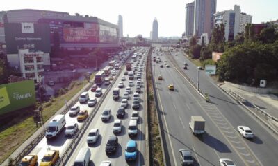 Bayram tatilinin sonlanmasıyla İstanbul’da oluşan trafik yoğunluğu havadan görüntülendi