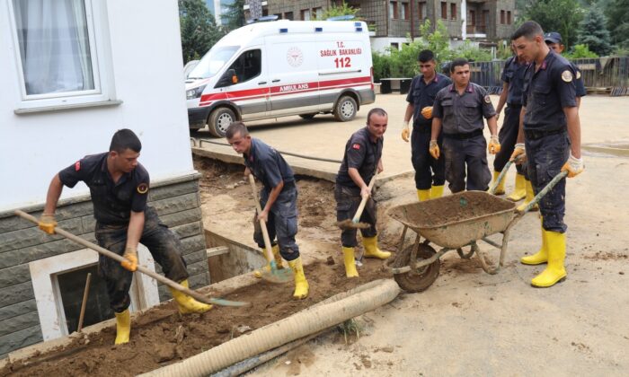 Bayramın 1. günü jandarmadan Güneysu’da temizlik mesaisi
