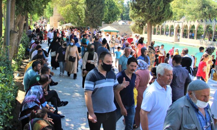 Bayramın son günü Balıklıgöl ziyaretçi akınına uğradı