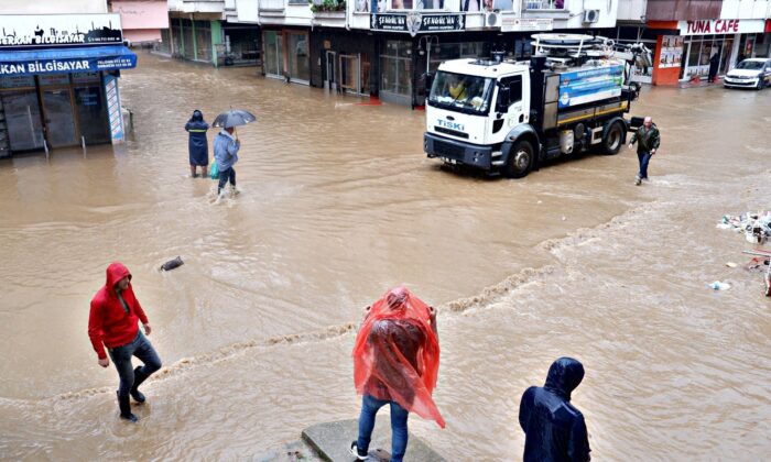Beklenen şiddetli yağışın ardından Arhavi ilçe merkezinde sokaklar yine göle döndü