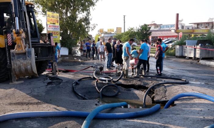 Belediye ekipleri atık su hattında yaşanan soruna anında müdahale etti