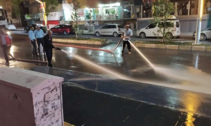 Belediye ekiplerinin gece mesaisi sürüyor