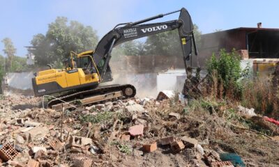 Belediye tehlike arz eden metruk binayı yıktı