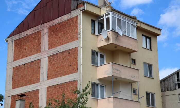 Belediyenin aşçısı apartmanın terasında ölü bulundu