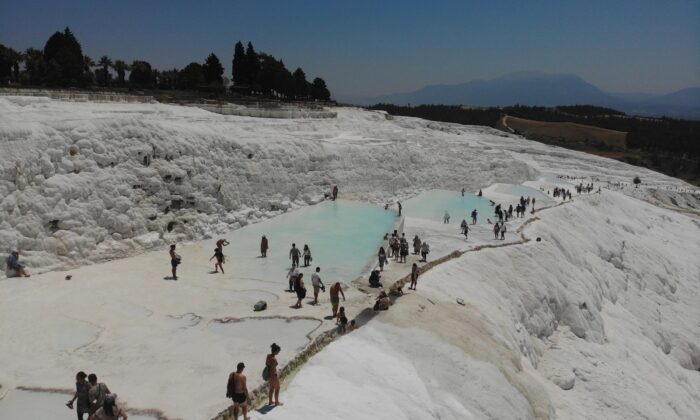 Beyaz cennet bayramda hınca hınç dolu