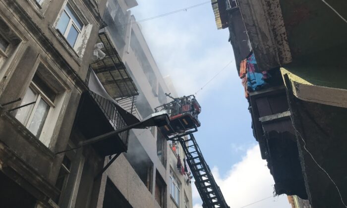 Beyoğlu’nda 5 katlı metruk binada yangın