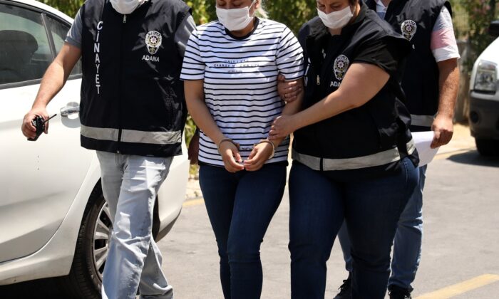 Bıçakladığı kocasını kurtarmaya çalıştı