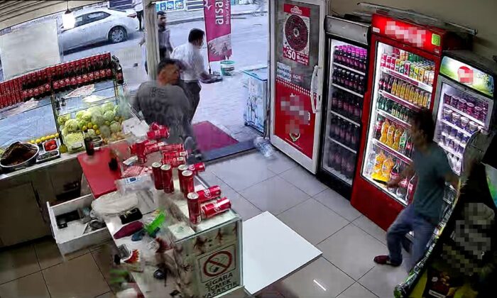 Bıçaklı saldırıya uğrayan bir kişi çiğköfteci dükkanına kaçarak canını son anda kurtardı