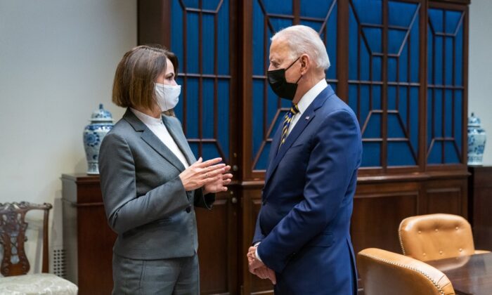 Biden, Belaruslu muhalif lider Tikhanovskaya ile Beyaz Saray’da bir araya geldi