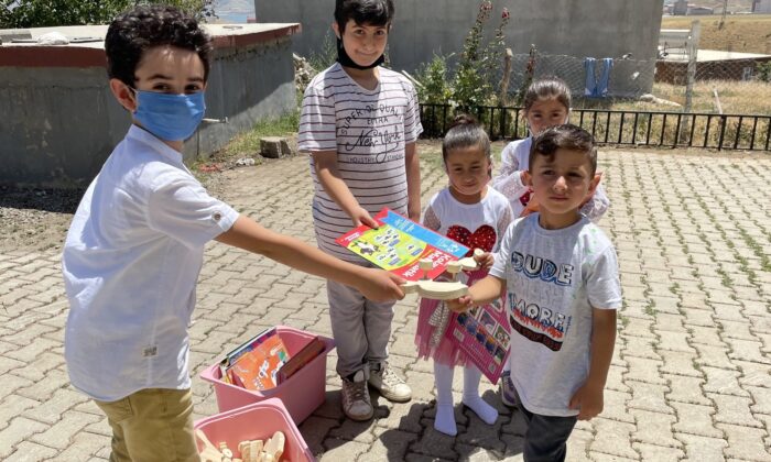 BİLSEM öğrencileri yaptıkları ahşap oyuncakları köy çocuklarına hediye etti