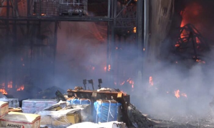 Bin 200 kişinin çalıştığı çivi fabrikasında büyük yangın