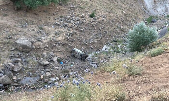 Bingöl’de hafif ticari araç uçuruma yuvarlandı: 2 ölü, 2 yaralı