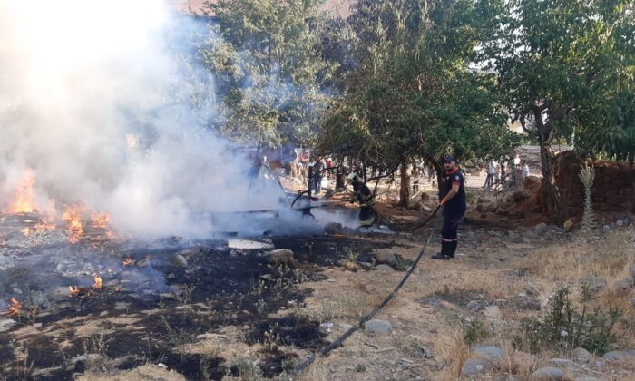 Bingöl’de korkutan yangın evlere sıçramadan söndürüldü