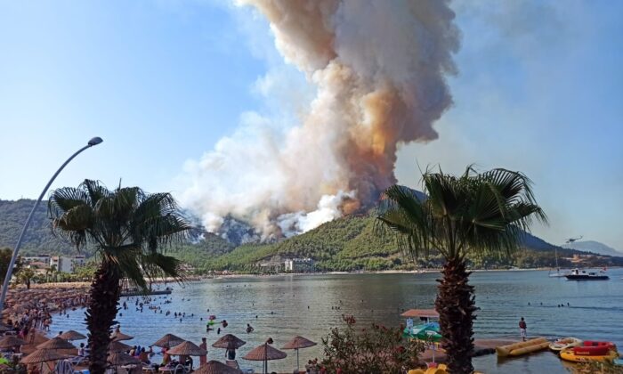 Bir yanda yangın, diğer yanda deniz keyfi