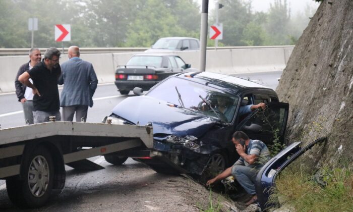 Bolu Dağı’nda otomobil şarampole uçtu: 2 yaralı