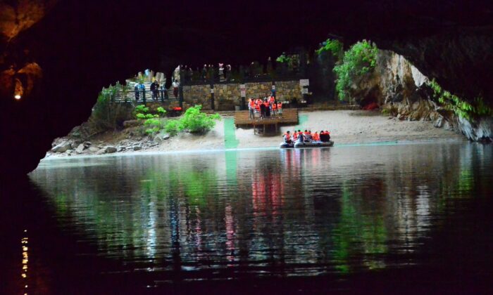 Botlarla girip milyonlarca yıl öncesine gidiyorlar