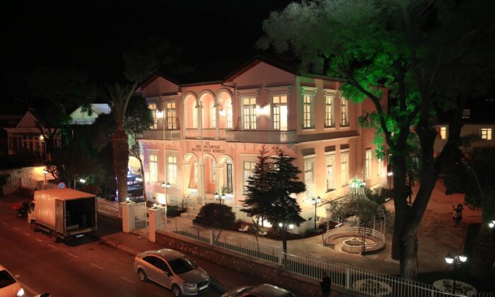 Buca’nın tarihi köşkü kapılarını minik sanatçılar için açtı