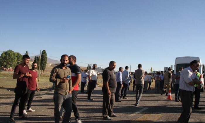 Bulanık’ta meydana gelen kazada 1 çocuk yaralandı, köylüler yol kapatma eylemi yaptı