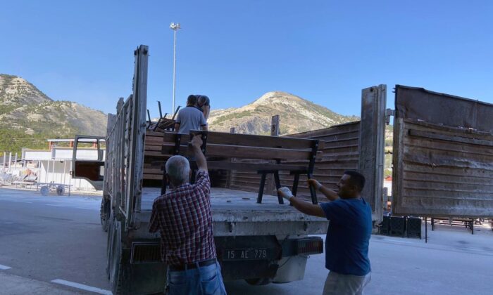 Burdur Belediyesi tarafından üretilen banklar Yeşilova’ya gönderildi