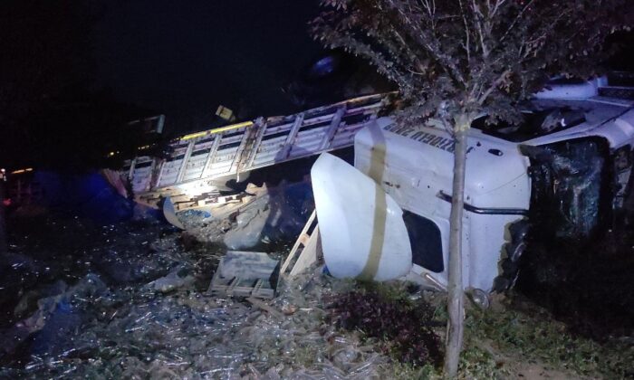 Bursa’da cam şişe yüklü tır devrildi, kara yolu cam şişeyle kaplandı