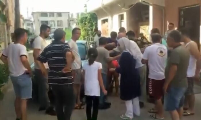 Bursa’da hırsızlık yapmak için girdiği evde kız çocuğuna sandalye ile saldırdı
