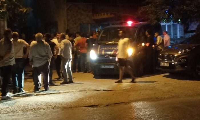 Bursa’da kavga sonrası gerginlik: Mahalleli şüphelinin saklandığı evi taşladı