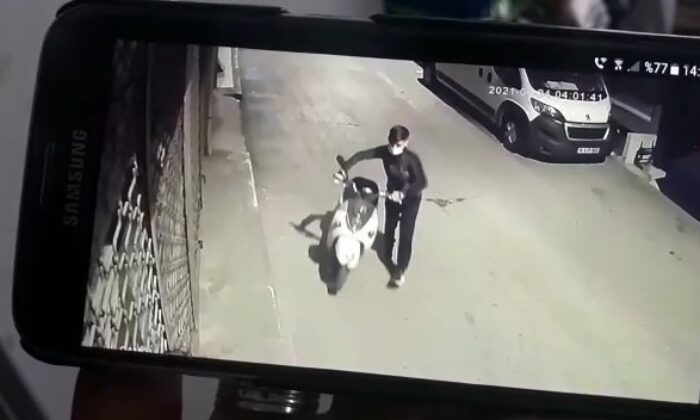Bursa’da saniyeler içerisindeki motosiklet hırsızlığı kameralara yansıdı