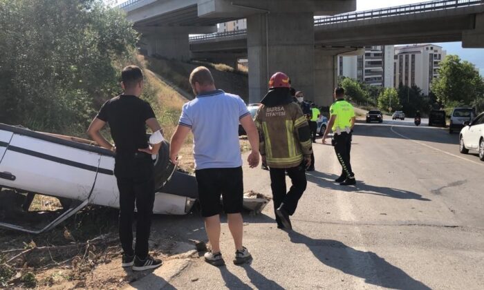 Bursa’da tekerleği kopan araç takla attı: 2 yaralı