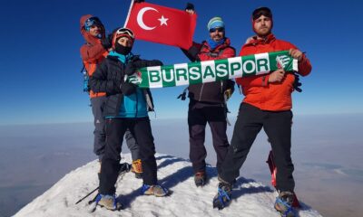 Bursalı dağcılar Ağrı Dağı zirvesinde