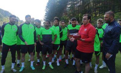 Bursasporlu futbolcu ve teknik ekipten basın mensuplarına büyük jest