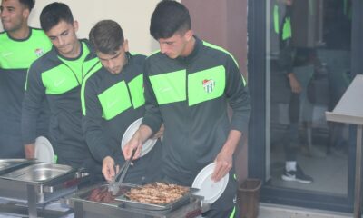 Bursasporlu oyuncular mangal partisinde moral depoladı
