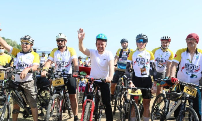 Büyükakın, bisikletçilerle birlikte pedal çevirdi